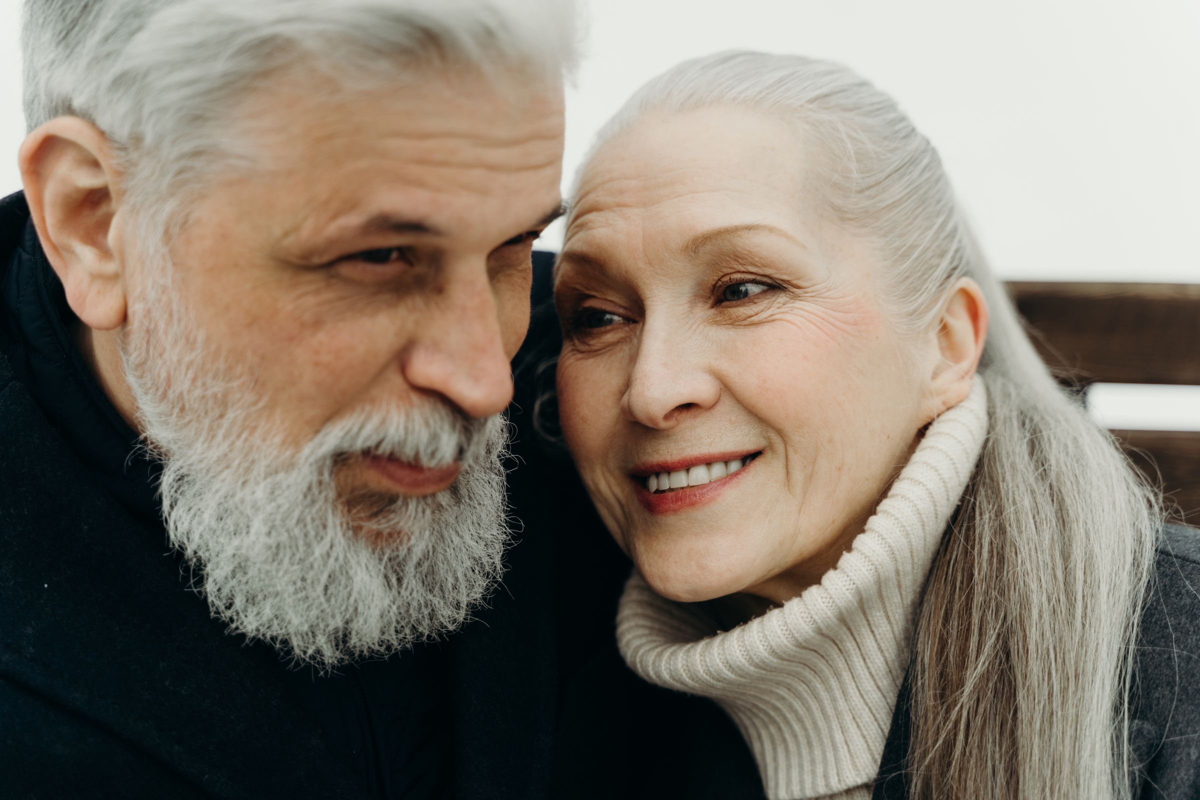 Pareja mayor abrazada y sonriendo