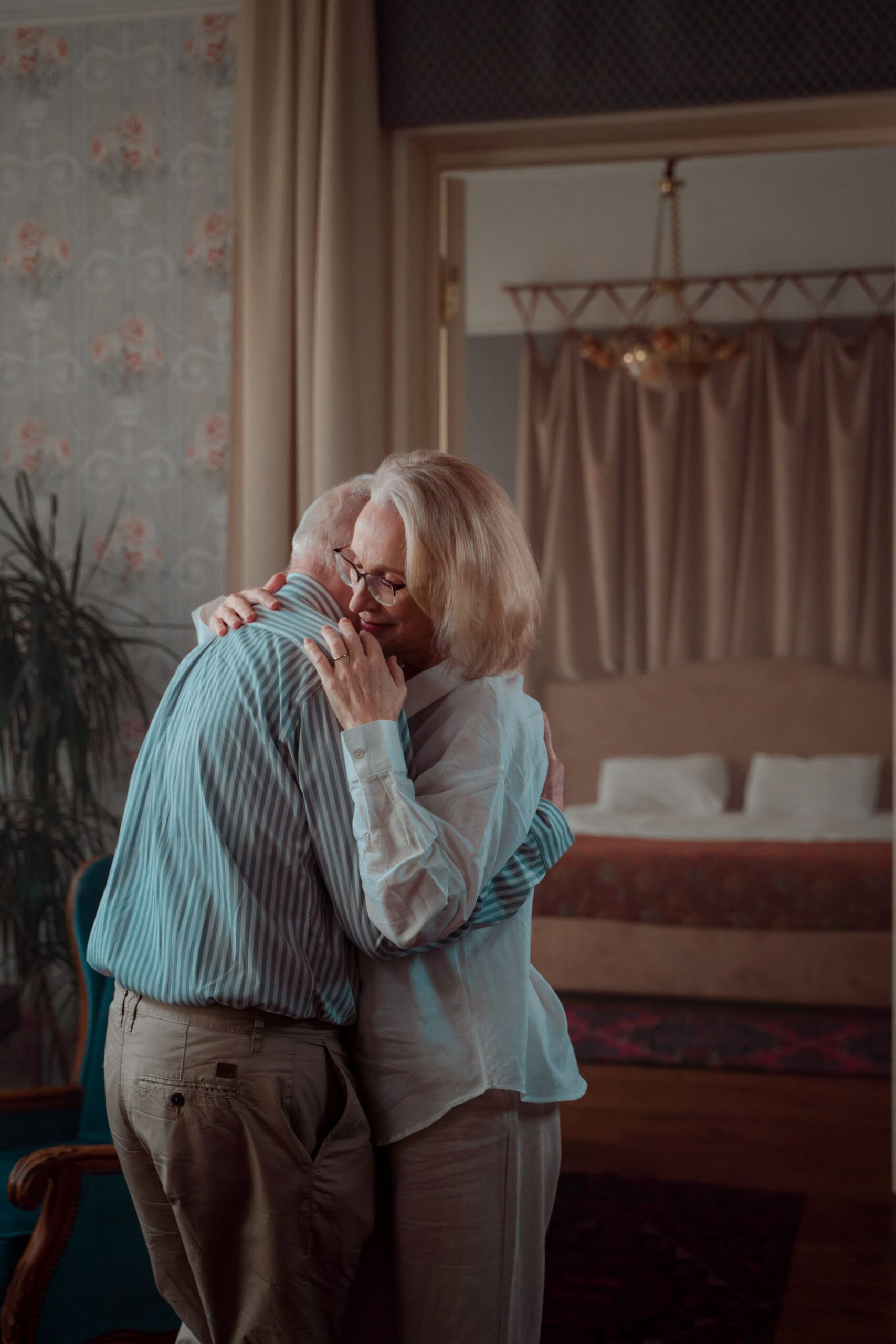 Pareja mayor compartiendo un abrazo en casa