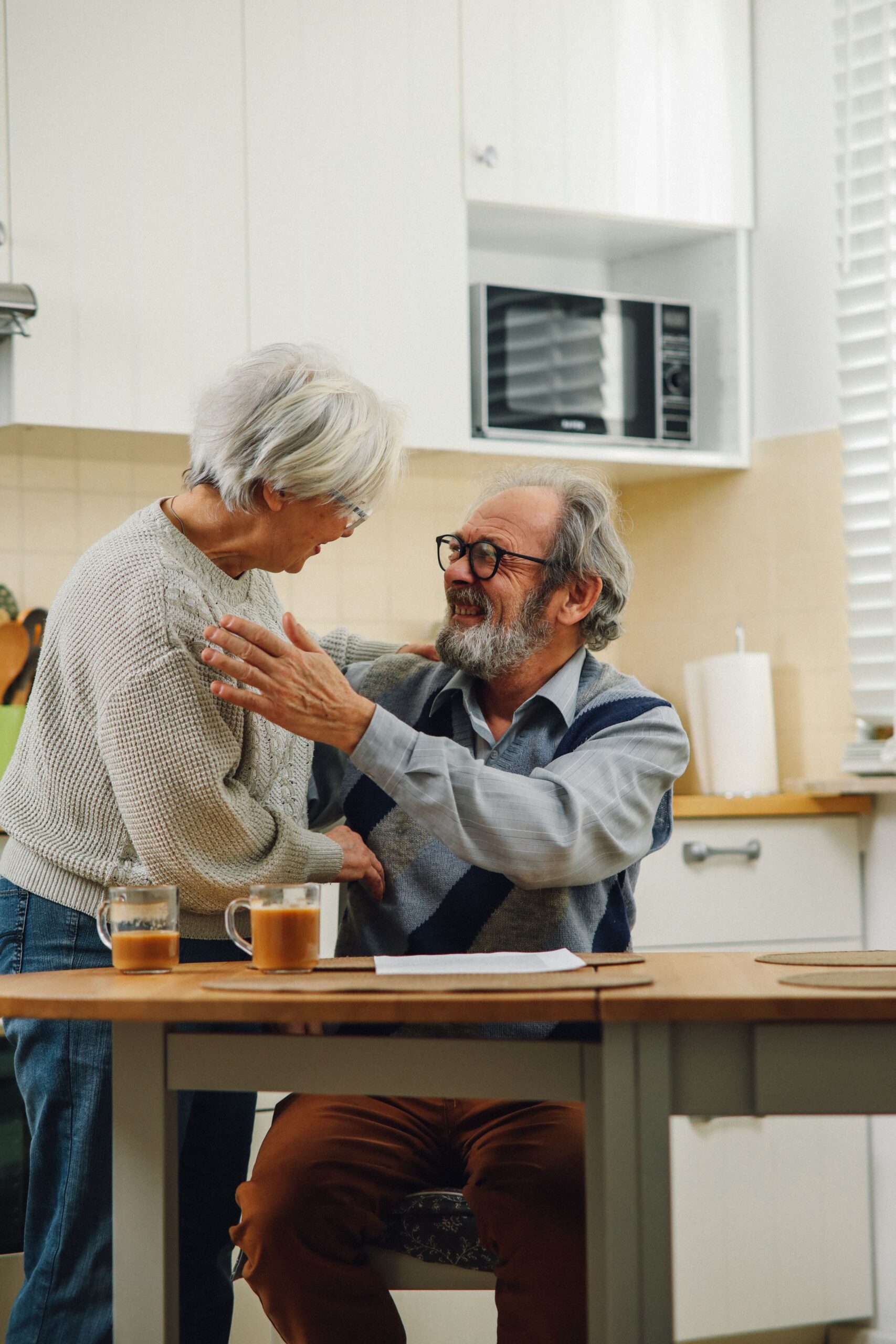 Pareja mayor compartiendo un momento feliz en la cocina