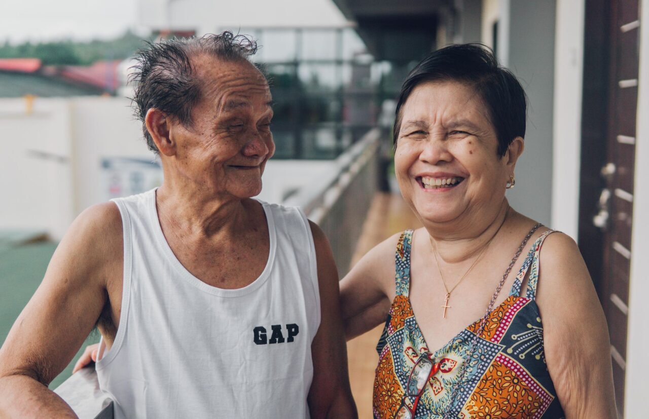 Pareja mayor sonriendo durante una actividad al aire libre