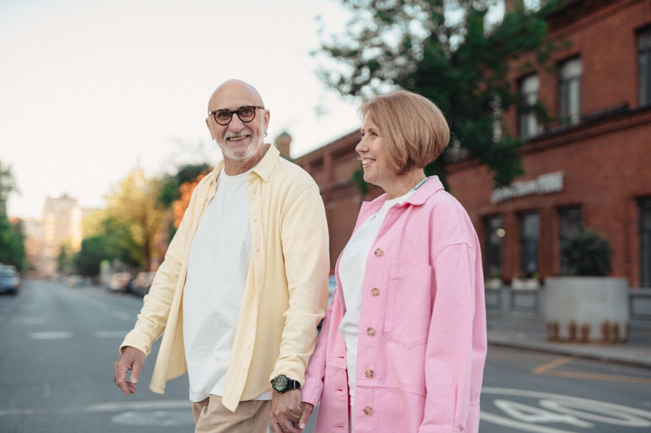 Pareja mayor paseando junta y sonriendo