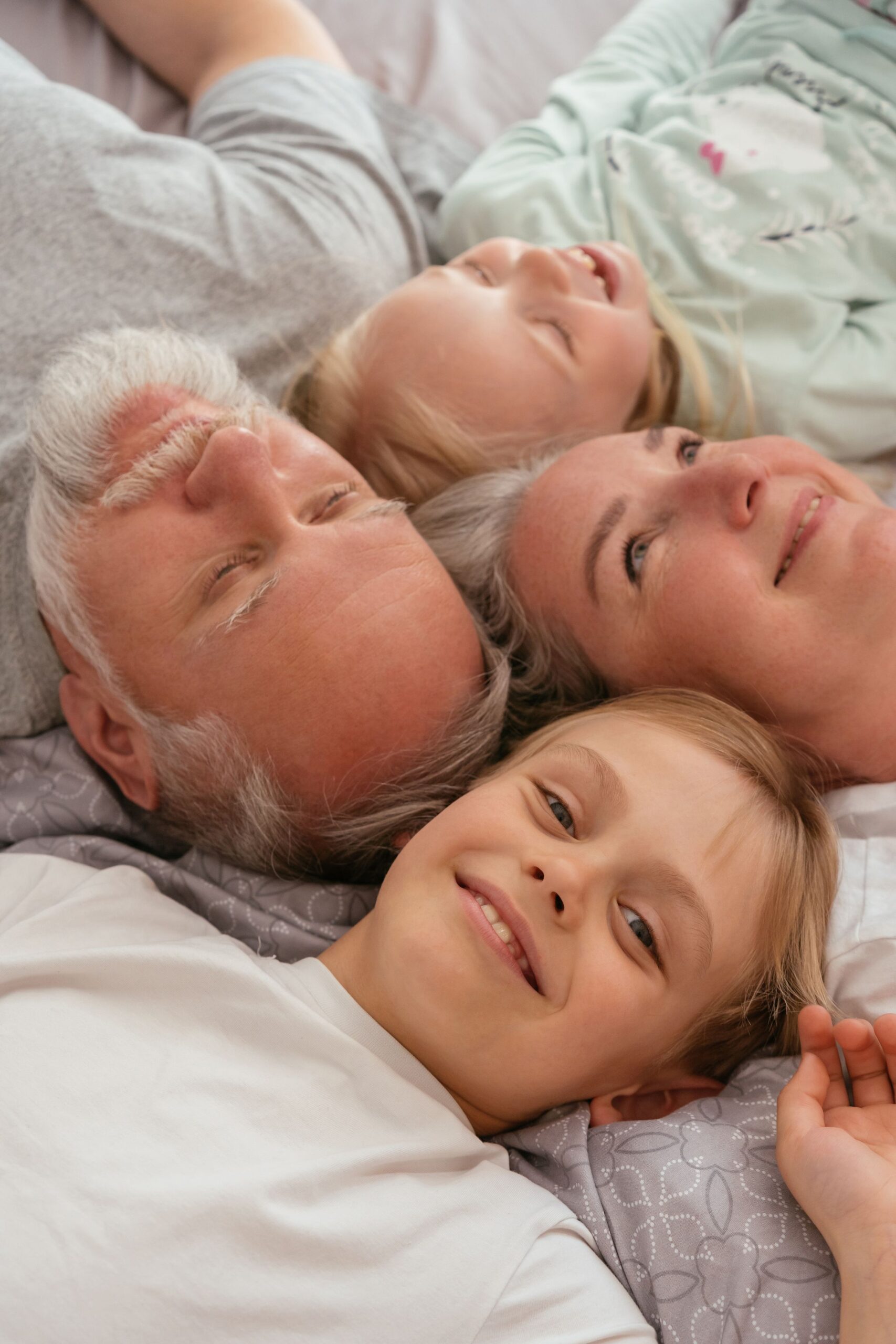 Abuelos y nietos sonriendo y compartiendo tiempo en familia