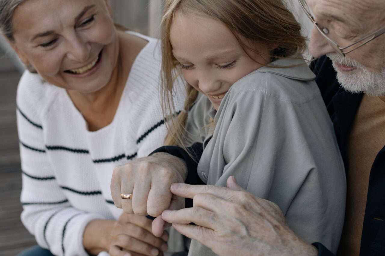 Abuelos felices compartiendo un momento con su nieta