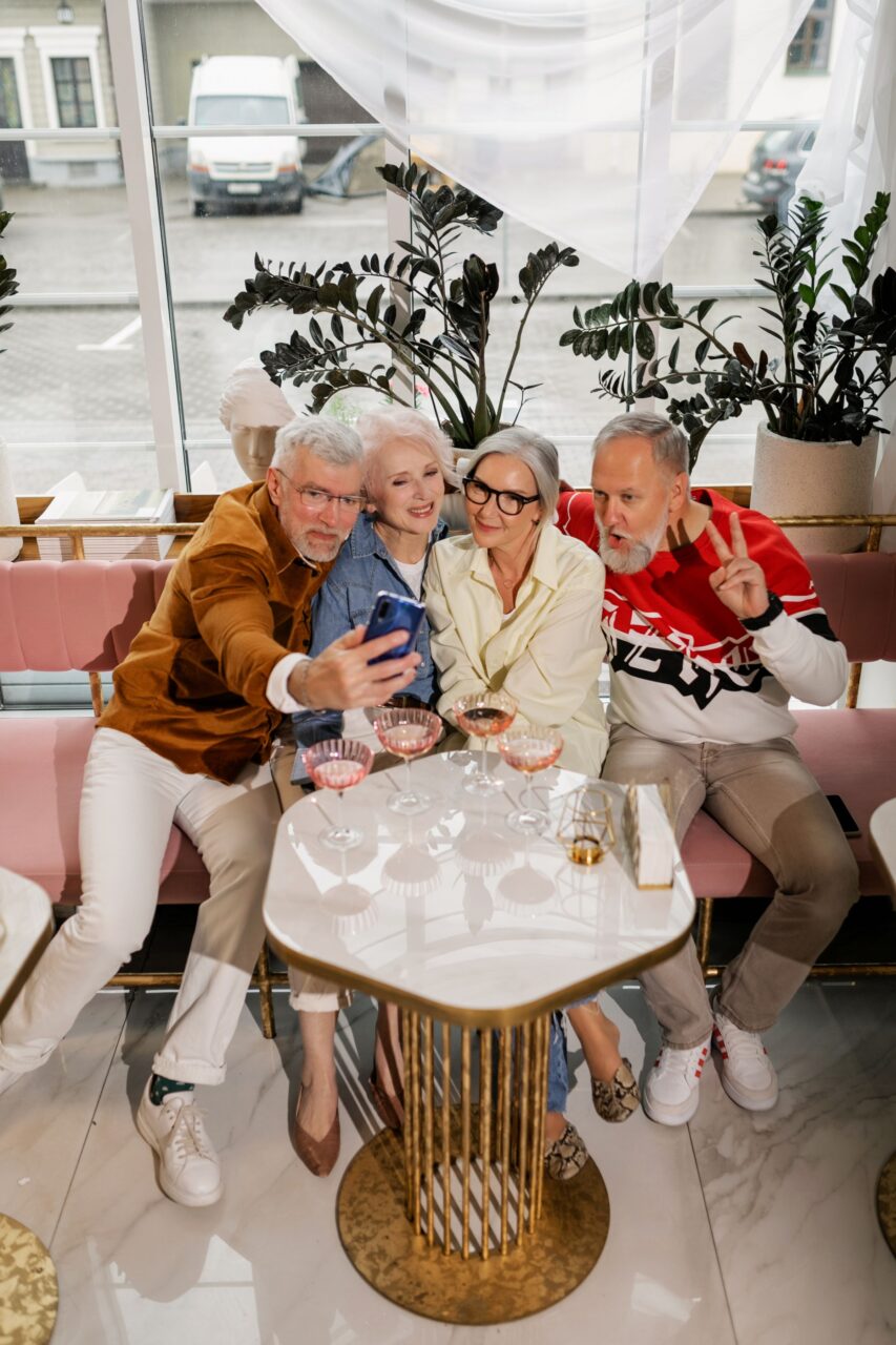 Grupo de personas mayores sonrientes creando recuerdos juntos