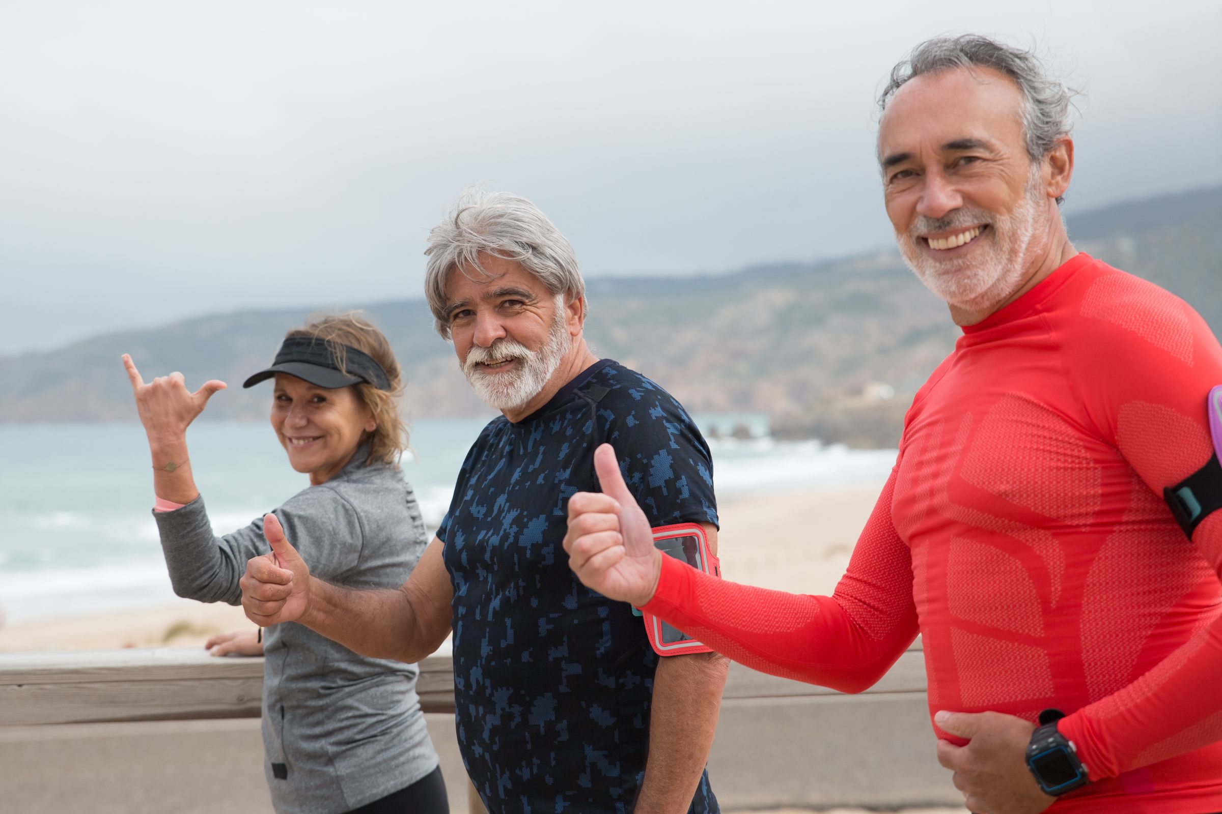 Grupo de personas mayores activas y sonrientes al aire libre