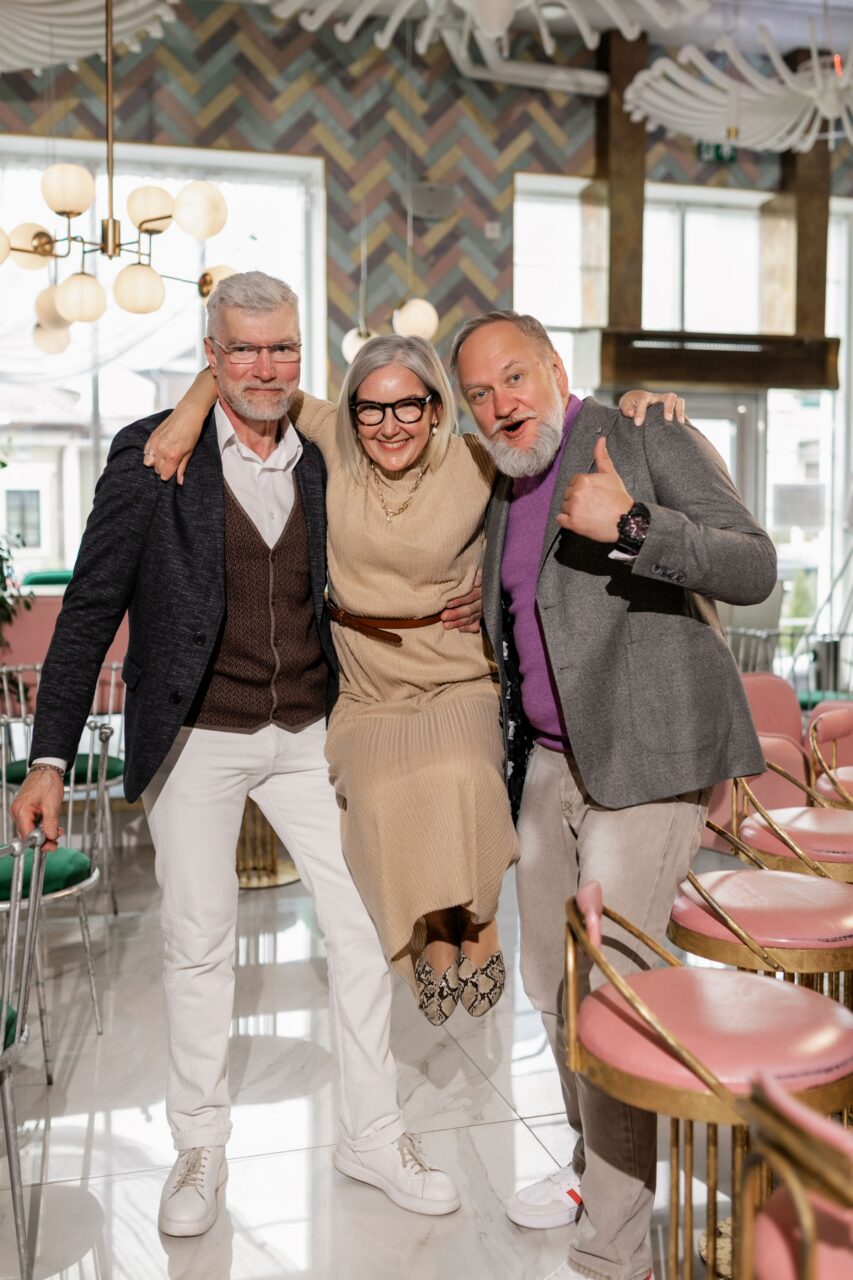 Personas mayores sonrientes celebrando su amistad