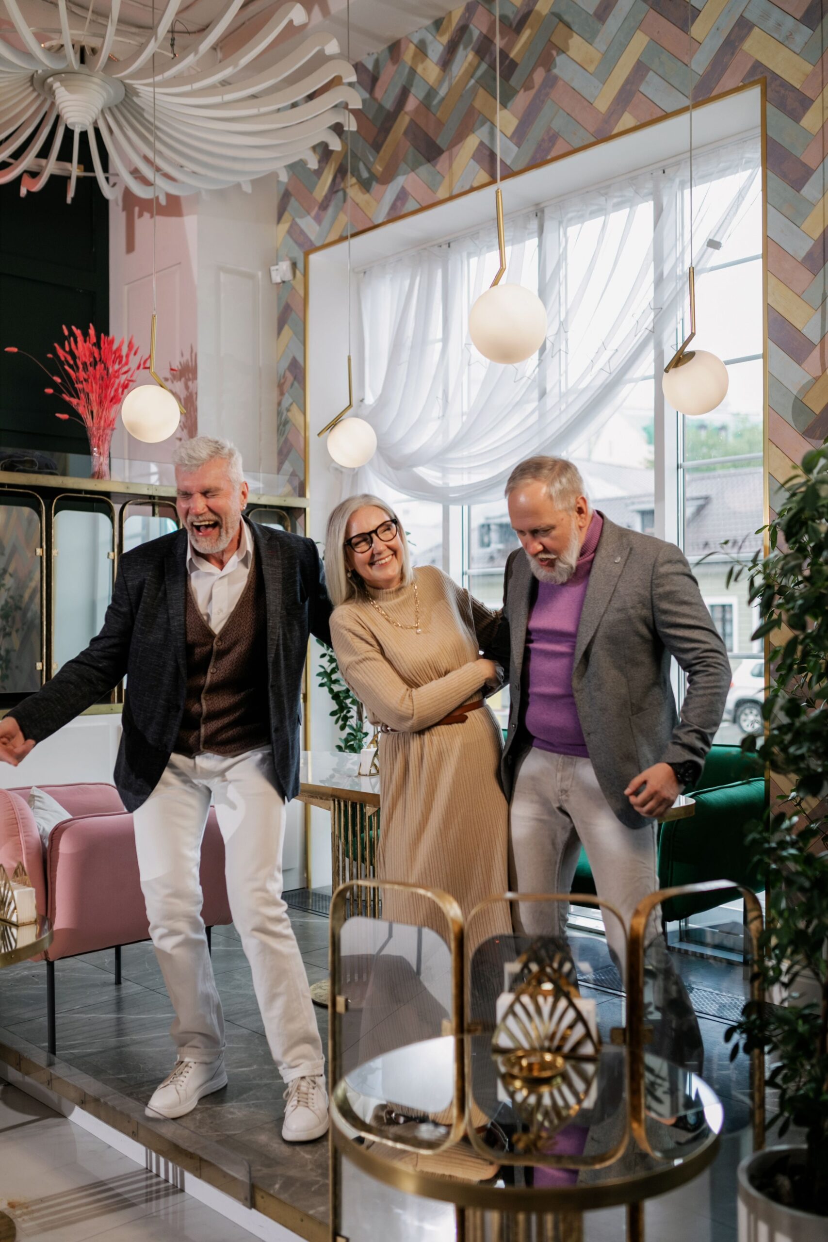 Grupo de personas mayores riendo durante una celebración