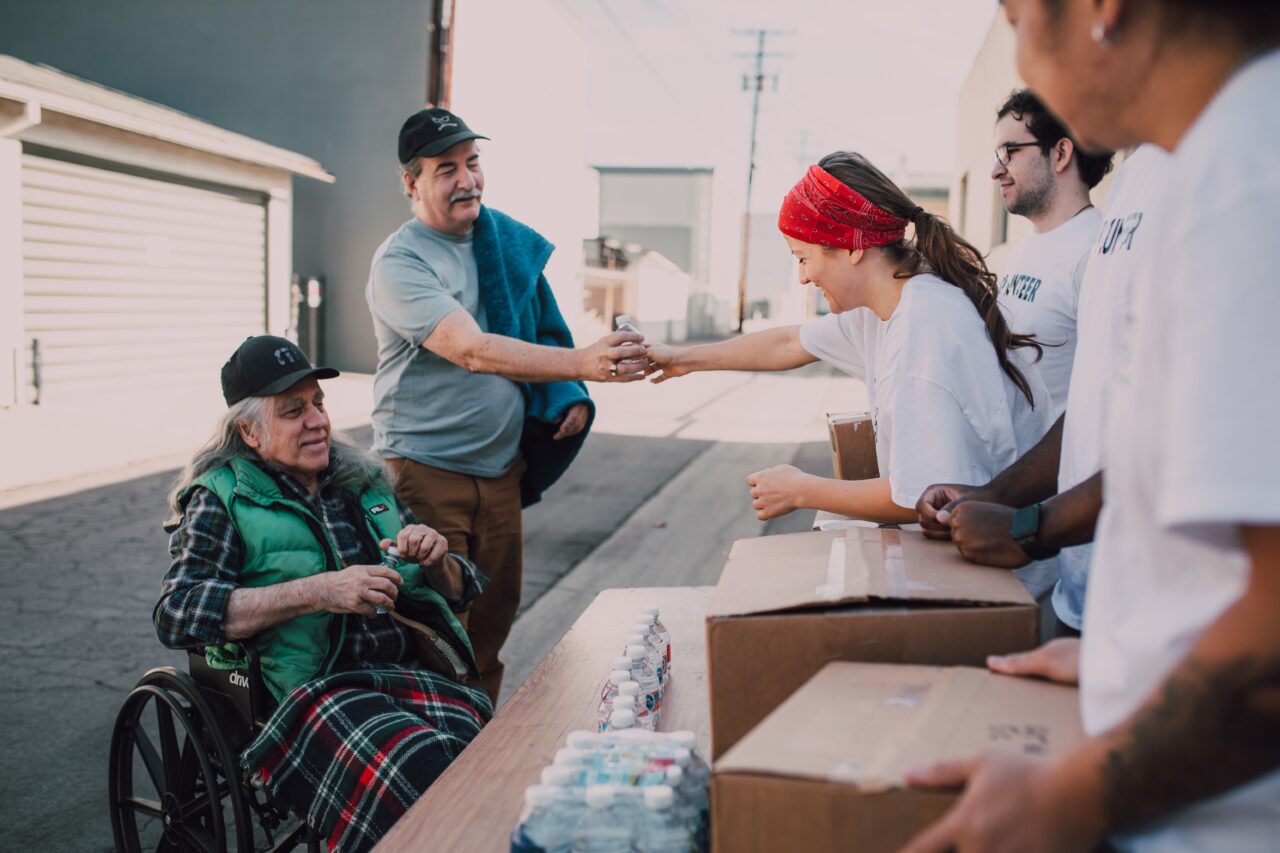 Grupo de voluntariado ofreciendo apoyo en una actividad comunitaria