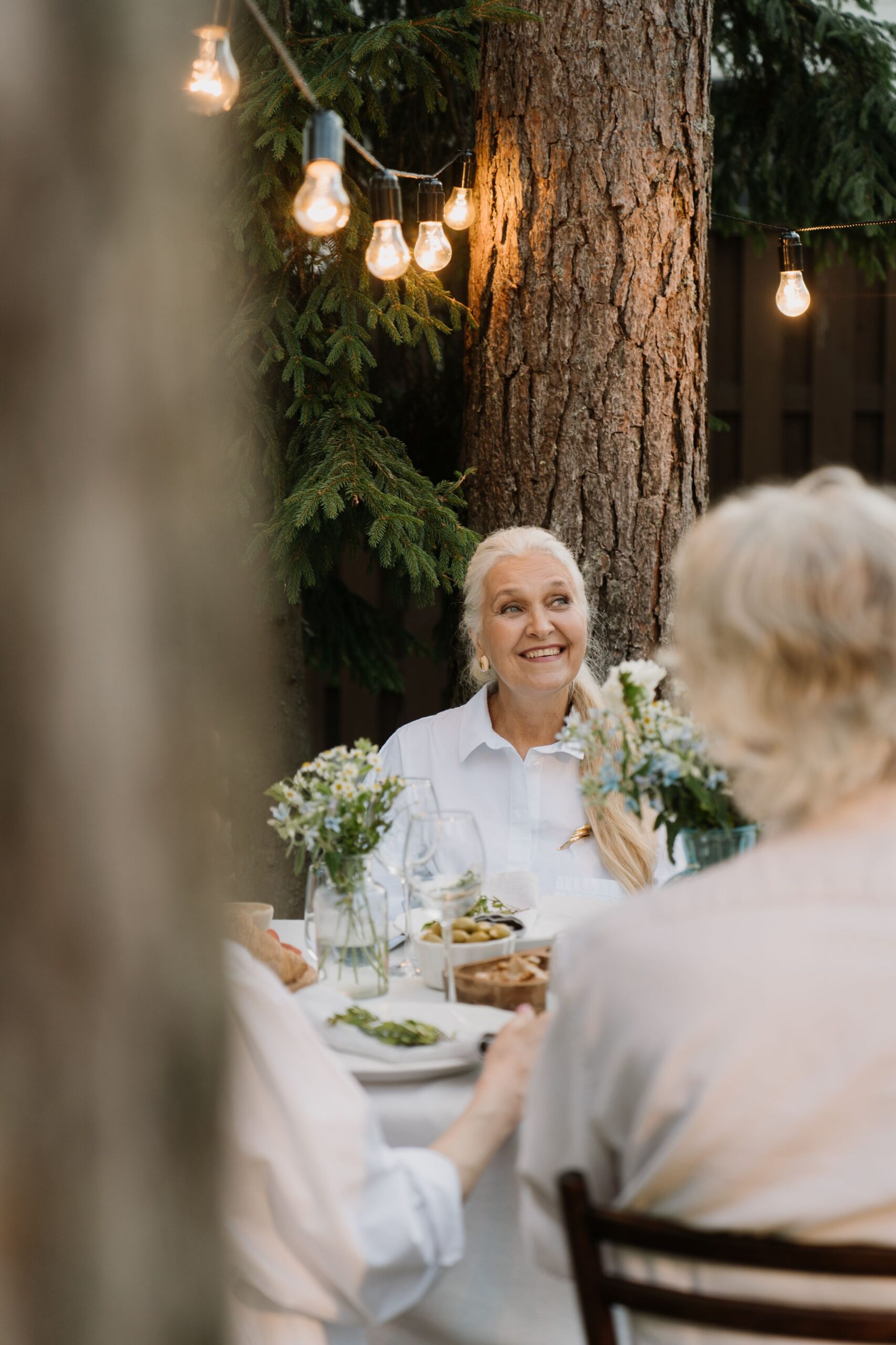 Mujeres mayores sonriendo y compartiendo una comida