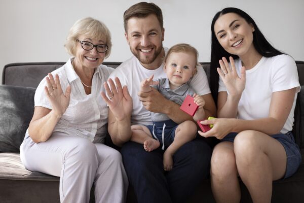 Familia realizando una videollamada desde casa