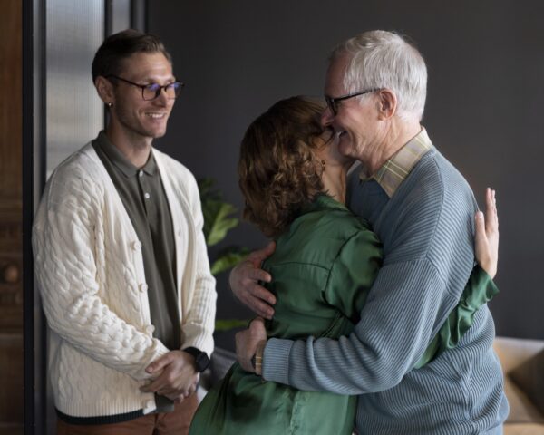 Familia reunida y compartiendo un encuentro