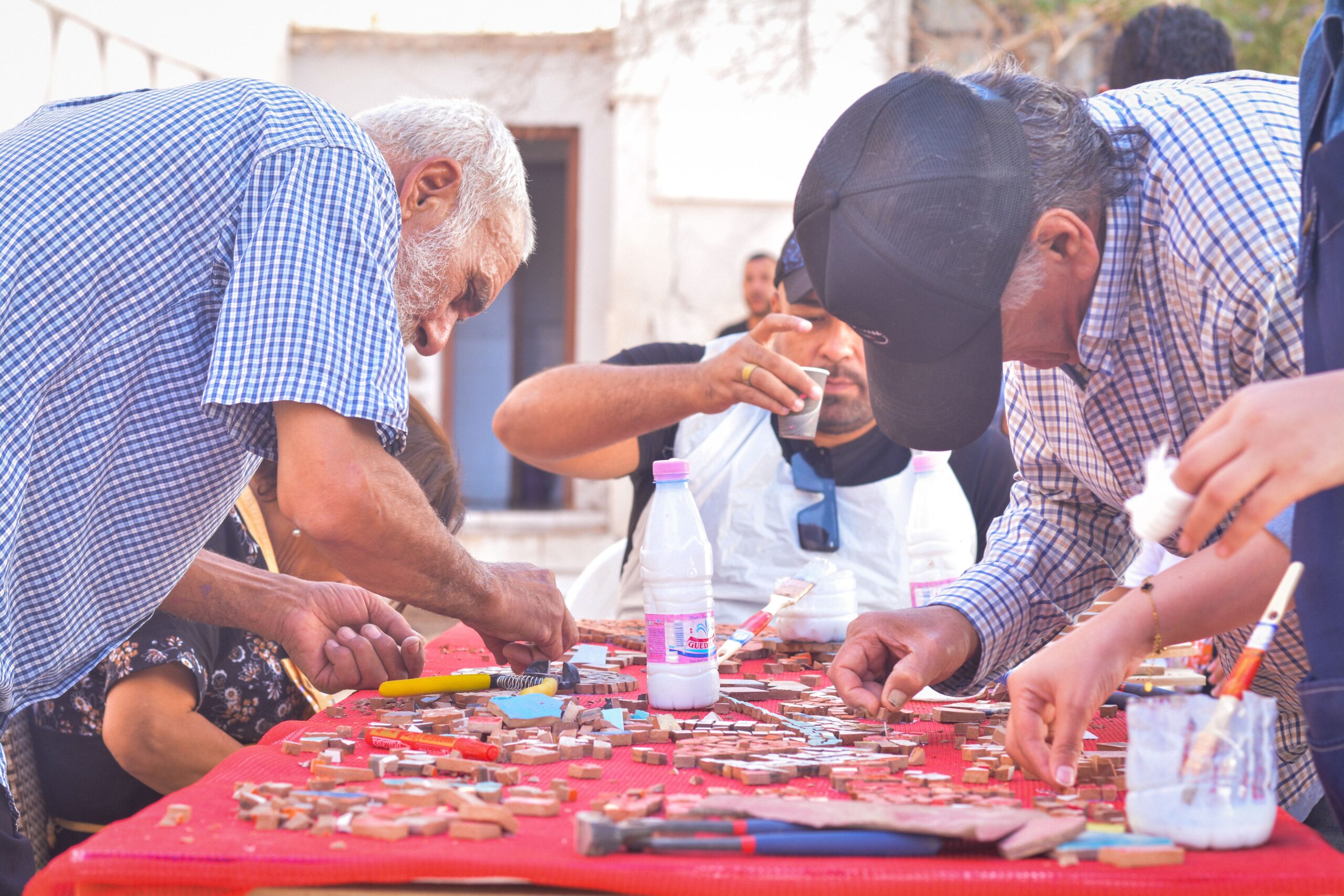 Grupo de personas participando en una actividad artística
