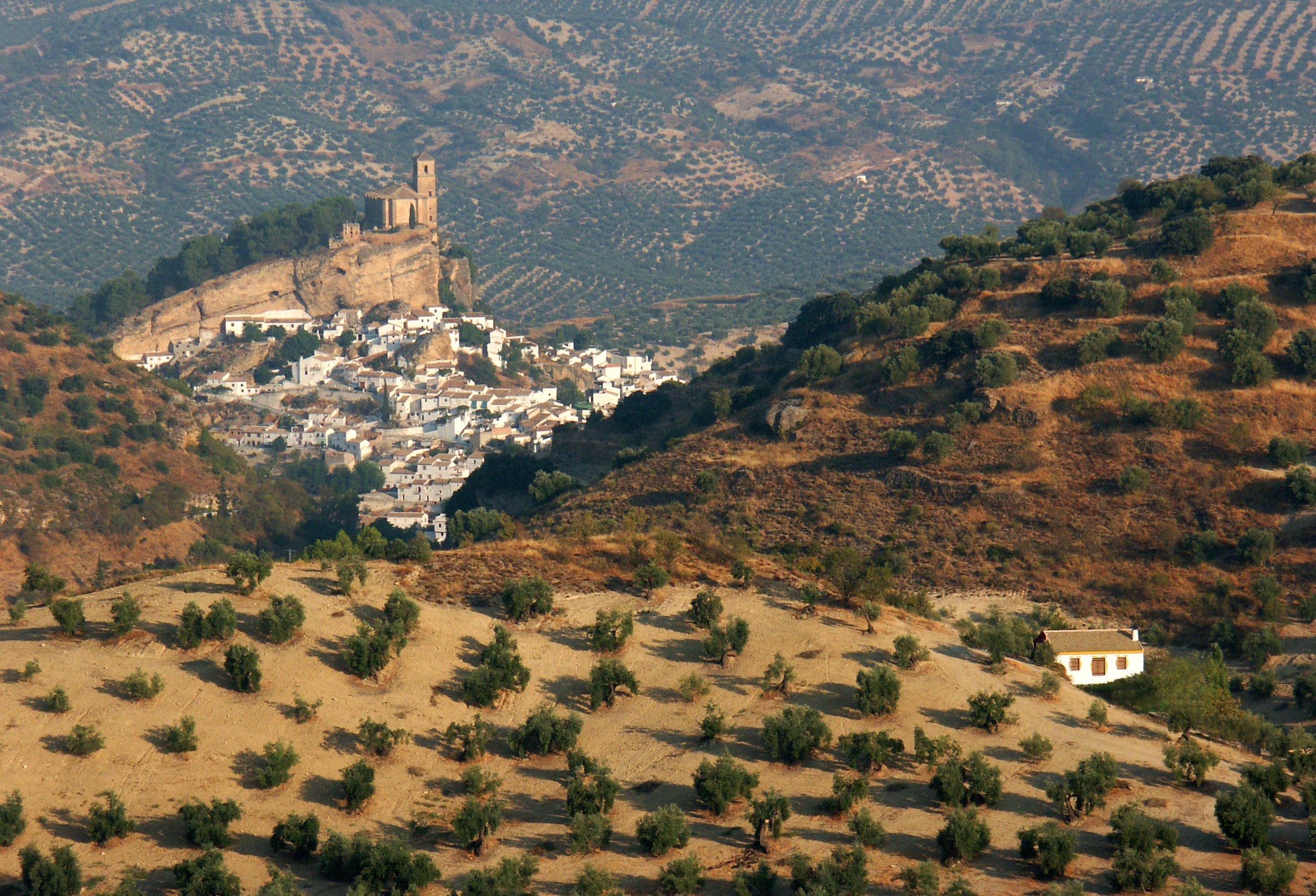Pueblo andaluz rodeado de colinas y olivares
