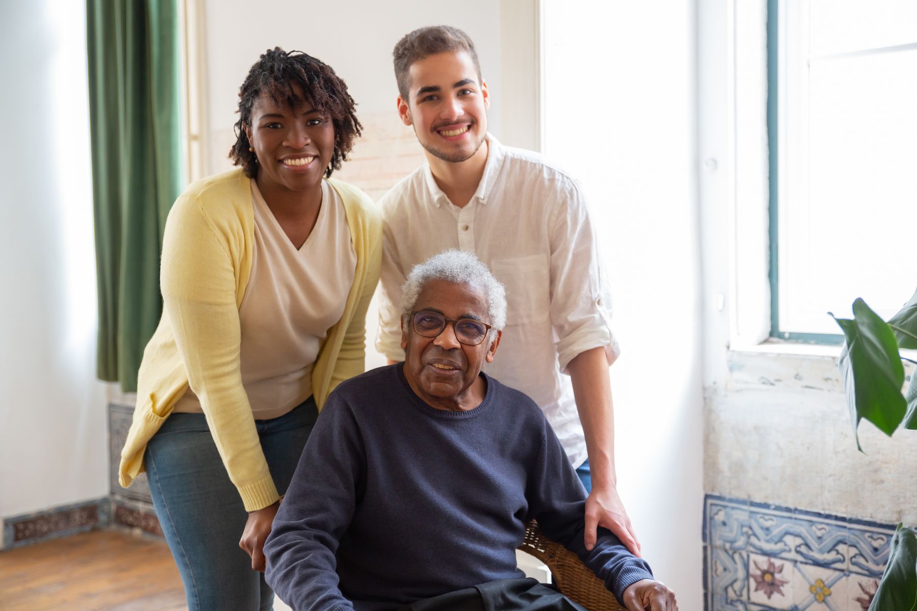 Familia de varias generaciones reunida y sonriendo