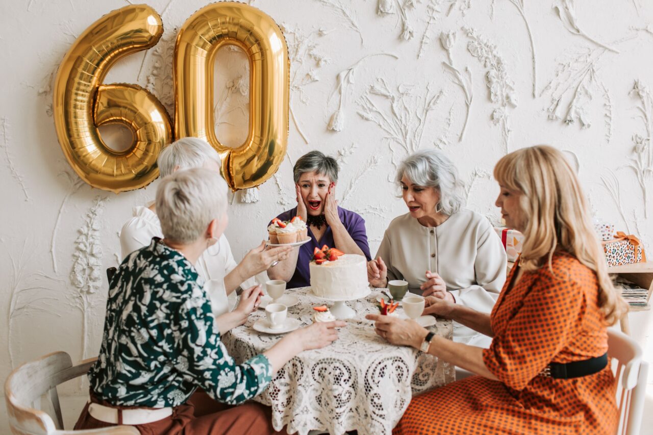 Grupo de mujeres mayores compartiendo una celebración